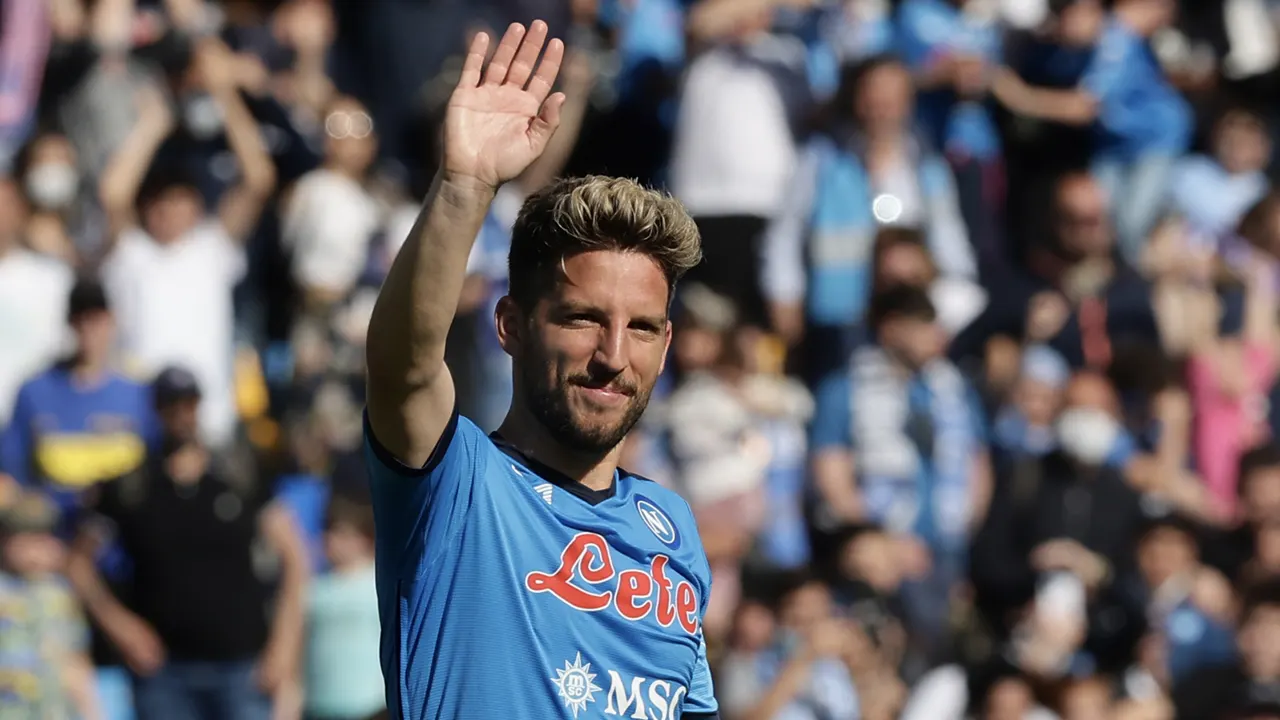 Clubicoon Dries Mertens neemt na tien jaar afscheid bij Napoli