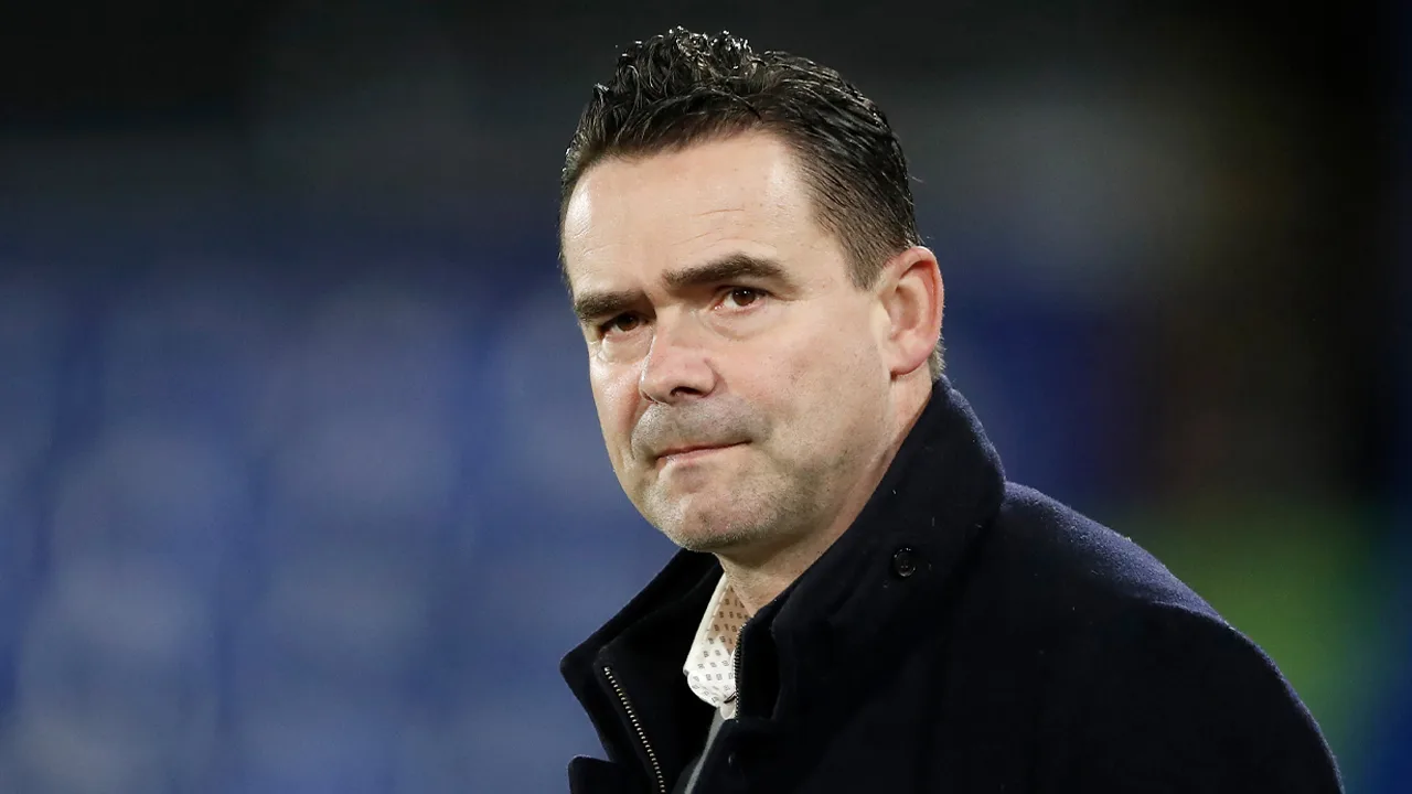 Deel van aanhang Ajax zingt Overmars toe in Johan Cruijff ArenA