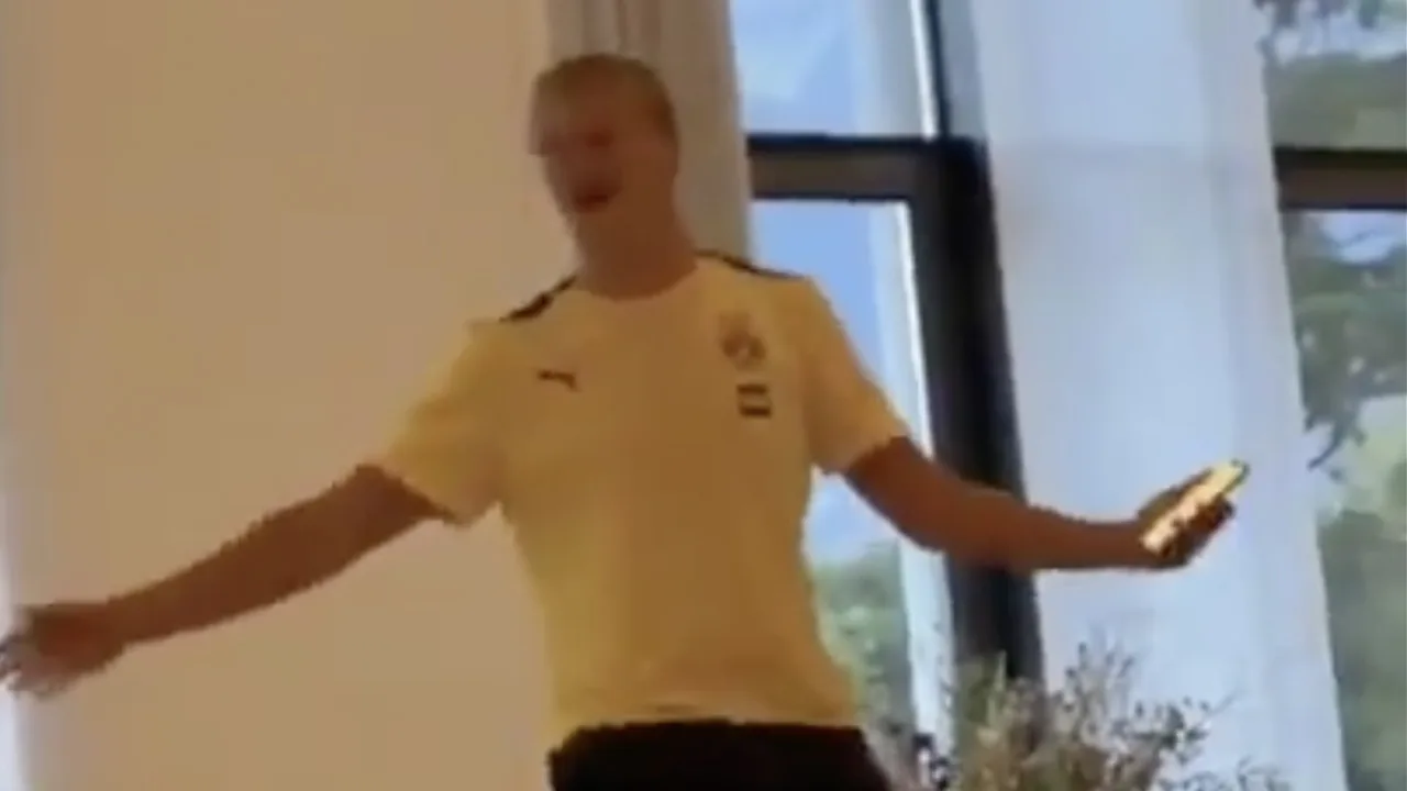 Haaland zingt Three Little Birds bij Dortmund-ontgroening