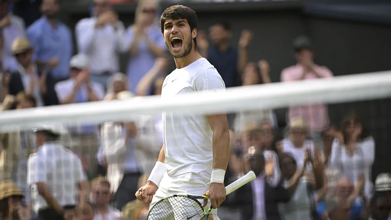 Sensatie op Wimbledon: Carlos Alcaraz triomfeert na zenuwslopende finale tegen Djokovic!