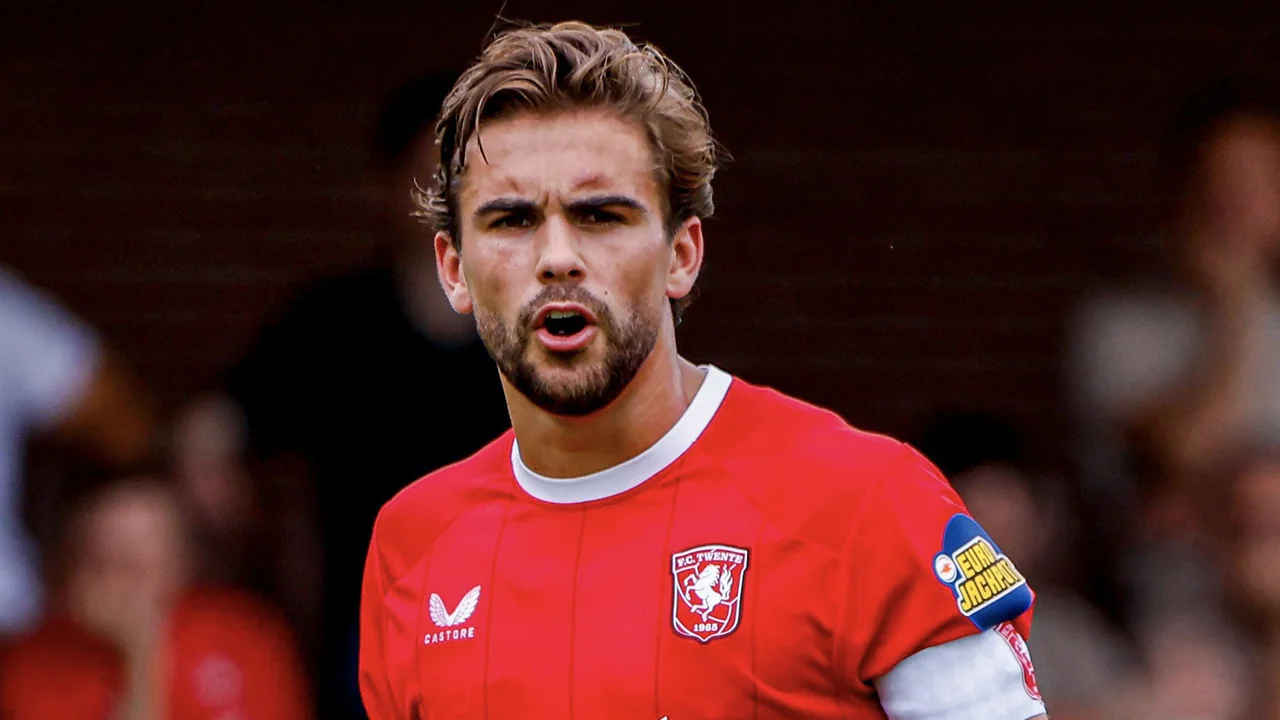 'FC Twente-back Van Rooij nadrukkelijk in beeld bij Nederlandse topclub'