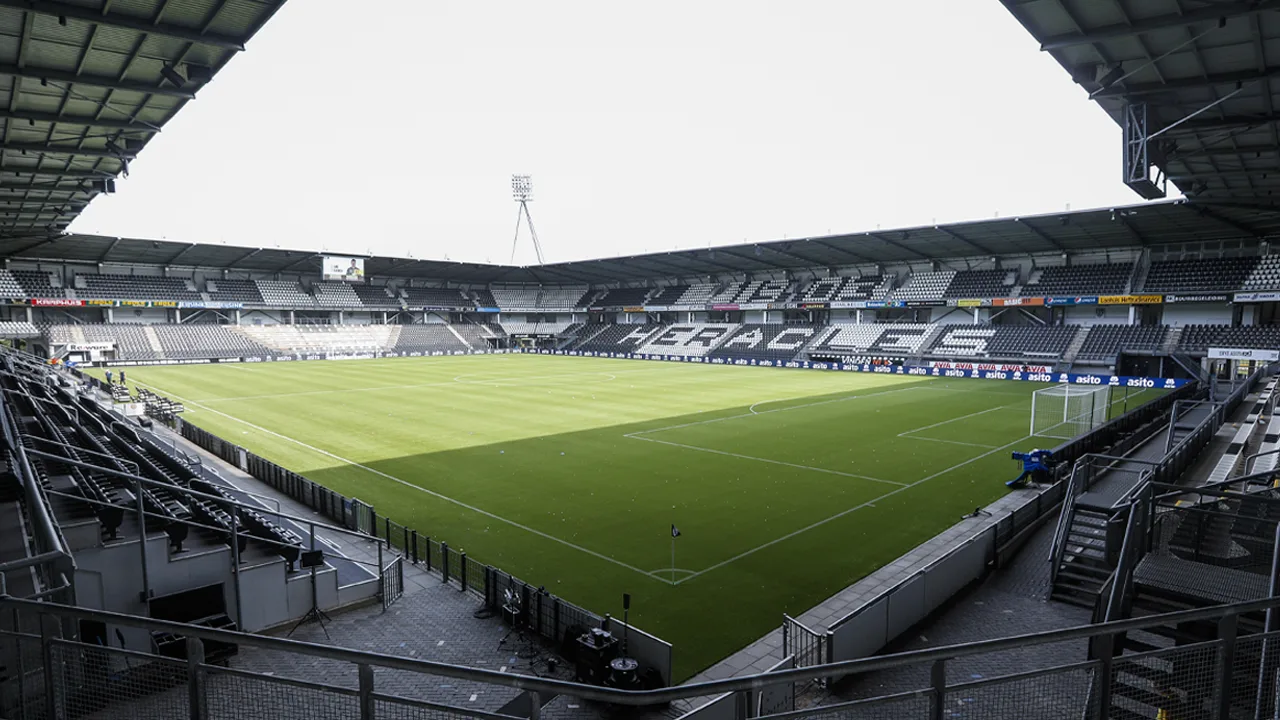 Muzikale familievoorstelling in stadion Heracles over Zuid-Afrikaanse Tukker Darius Dhlomo