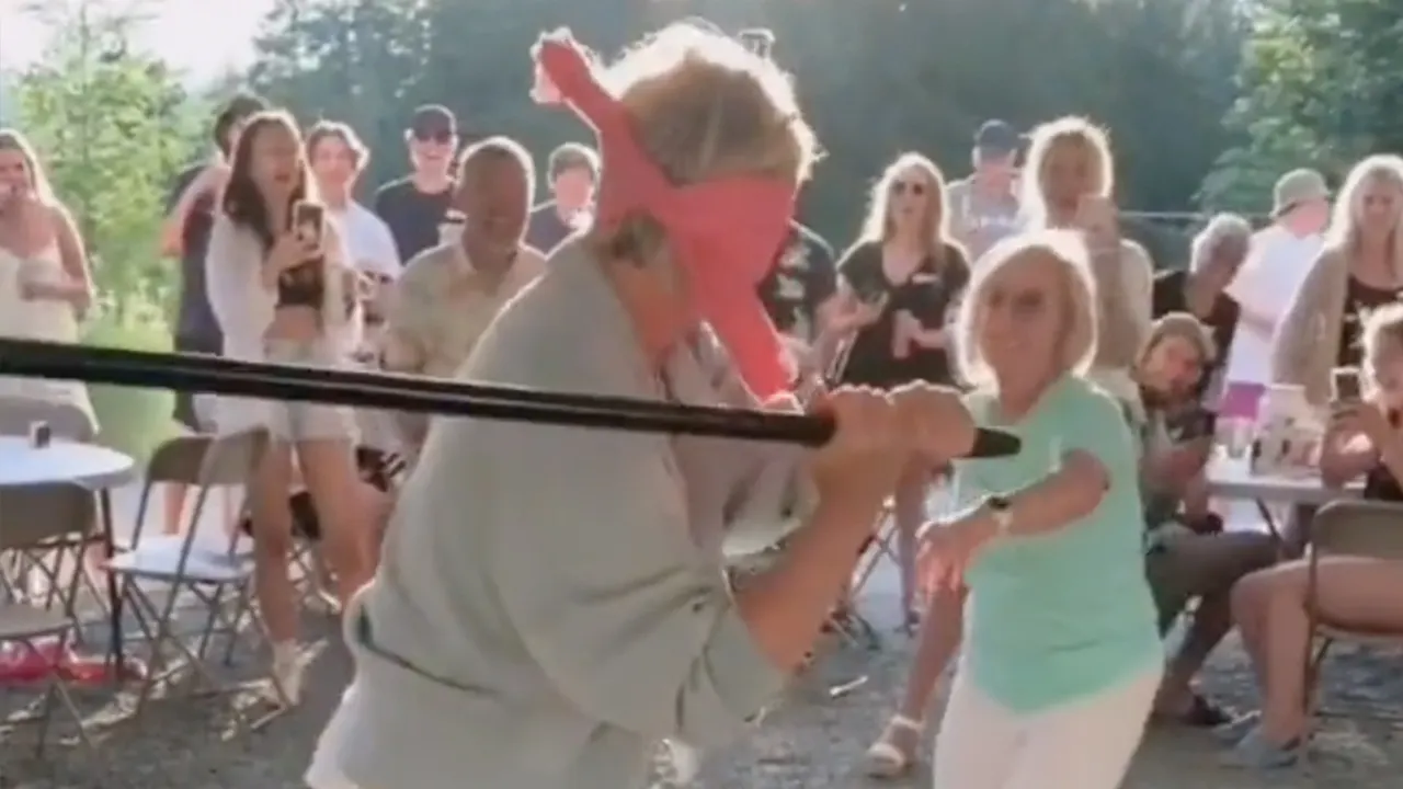 Sfeer op verjaardagsfeestje slaat compleet om na pijnlijke flater met piñata