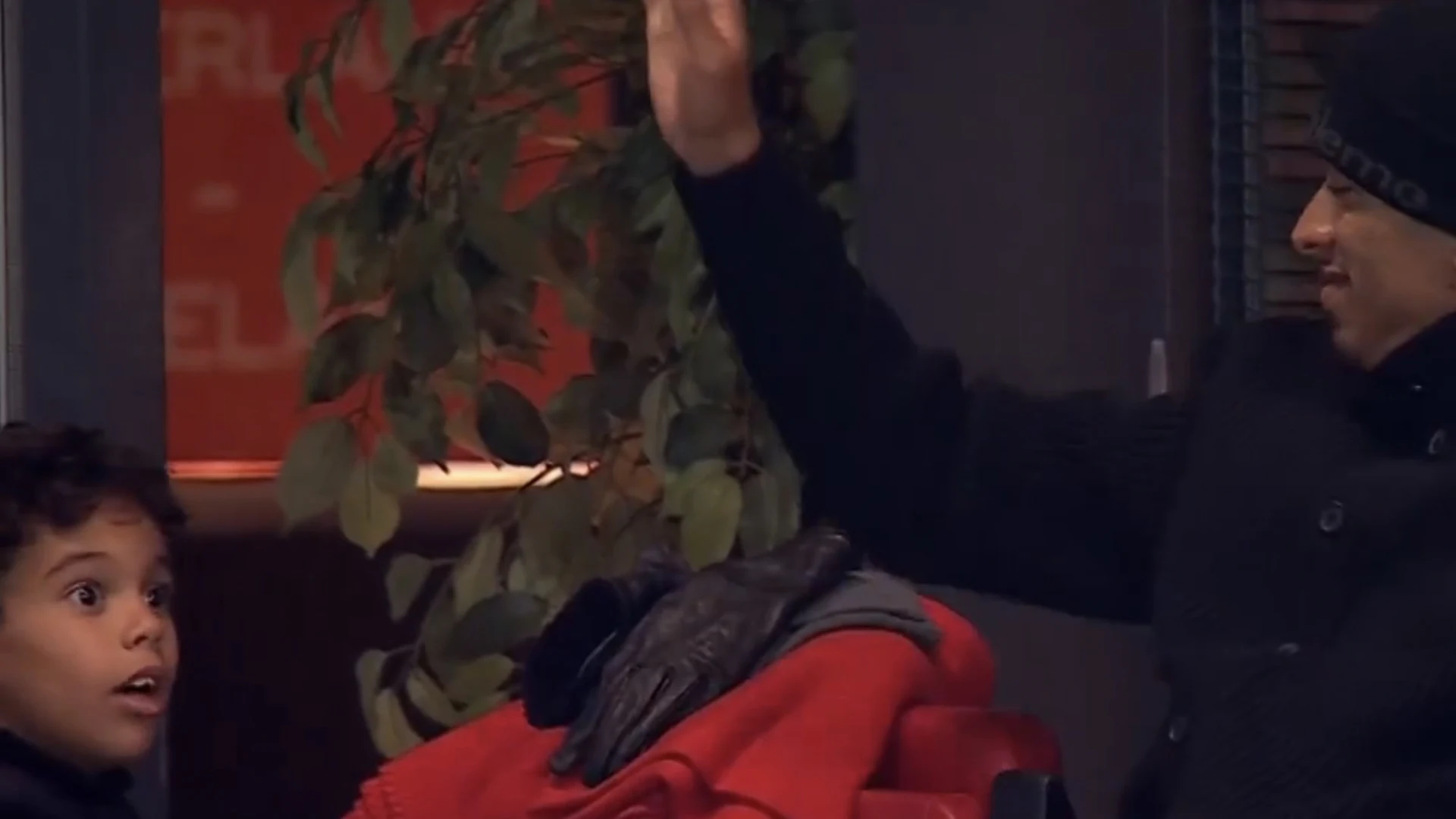 Video: Jonge voetbalfan komt Bellingham tegen bij duel Jong Oranje en kan ogen niet geloven