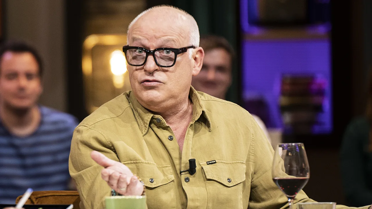 René kritisch: 'Als ik hem zie voetballen, dan loopt hij erbij als een achterlijke!'