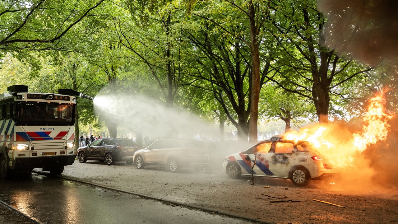Politie zet traangas in tegen demonstranten op Malieveld