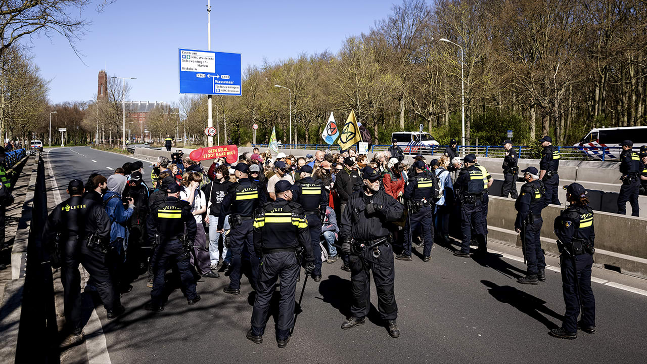 Klimaatactivisten Extinction Rebellion blokkeren verschillende wegen in Den Haag
