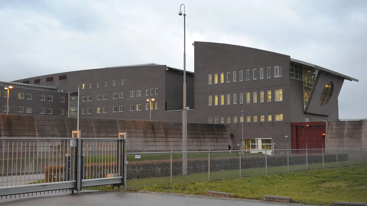 'Chauffeur van moord op Peter R. de Vries gestoken in gevangenis'