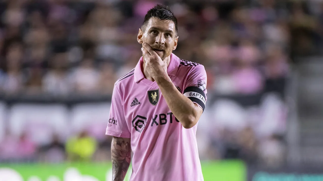 Kritiek op FIFA Awards na winst Messi: 'Hij heeft het hele jaar niks gepresteerd!'