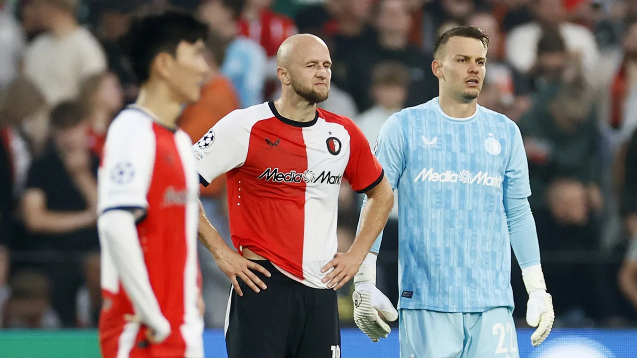 Feyenoord kijkt bij rust tegen 0-4 achterstand aan tegen Bayer Leverkusen