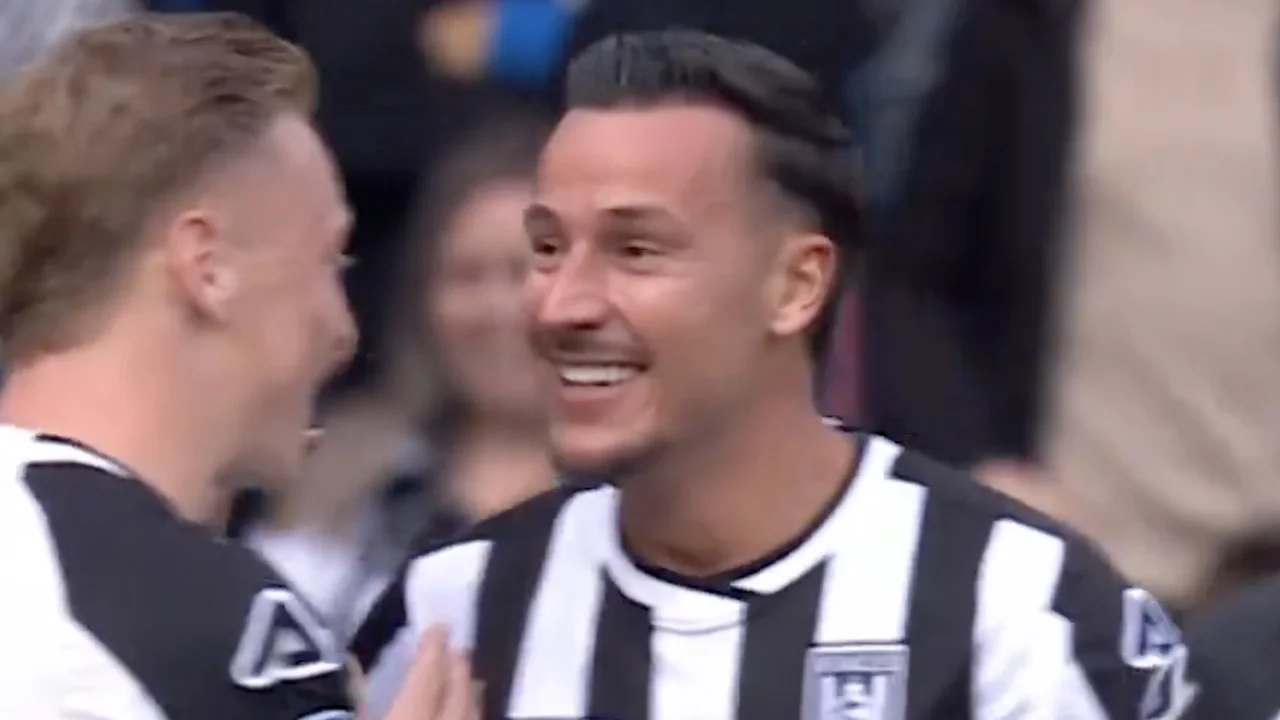 Wereldgoal: Mario Engels scoort vanaf eigen helft tegen Ajax