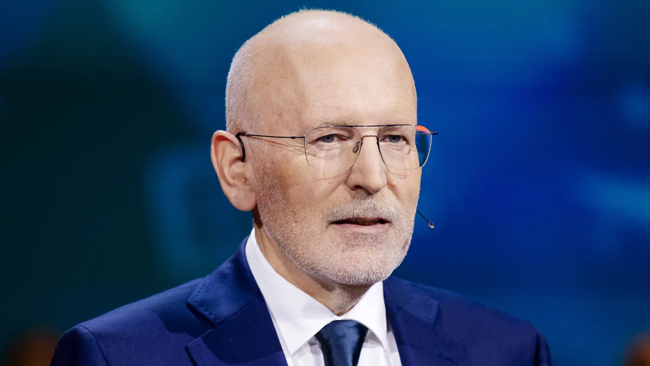 'Frans Timmermans gaat aangifte doen na intimidatie in café in Amsterdam'