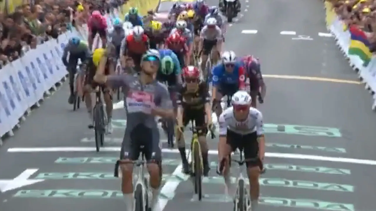 Sensationeel: Mathieu van der Poel grijpt ritzege en verovert gele trui in Tour de France