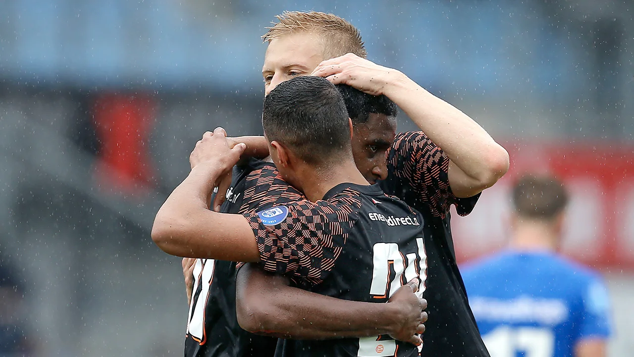 Ruime zege PSV op erbarmelijk kunstgrasveld PEC Zwolle