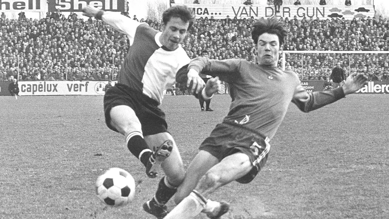 Iconische schoenen Kindvall in museum Feyenoord