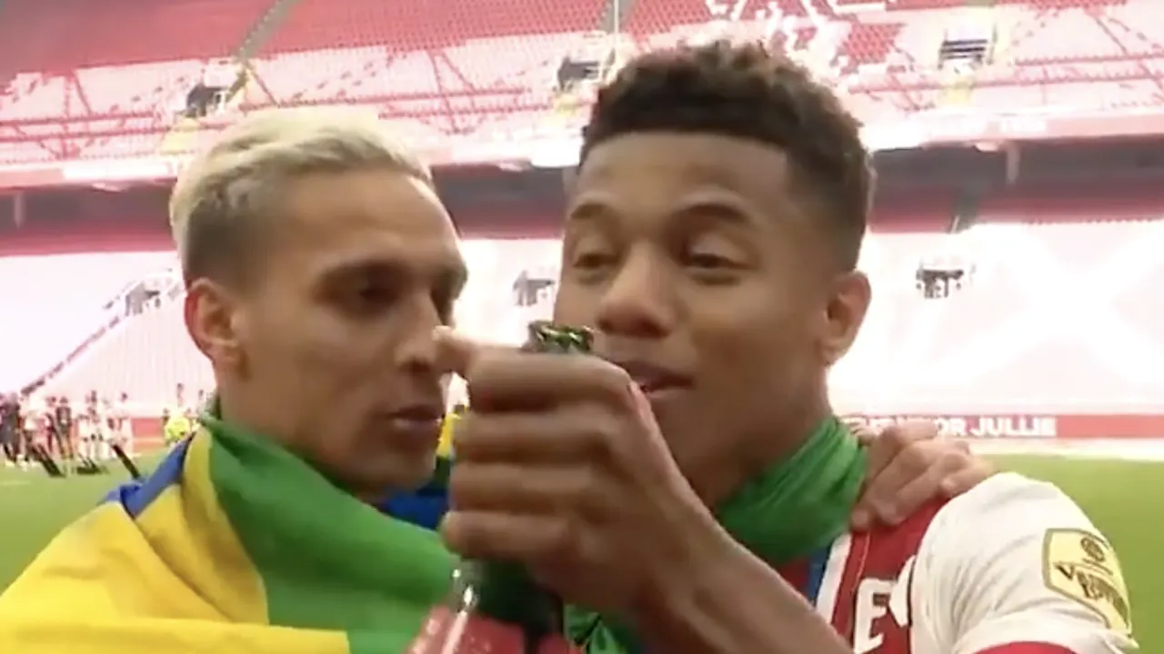 'Dronken' David Neres spreekt slechts één woord Nederlands