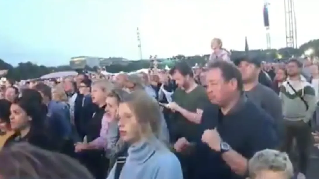 Héérlijk! Leonid Slutsky gaat uit z'n dak bij concert P!nk