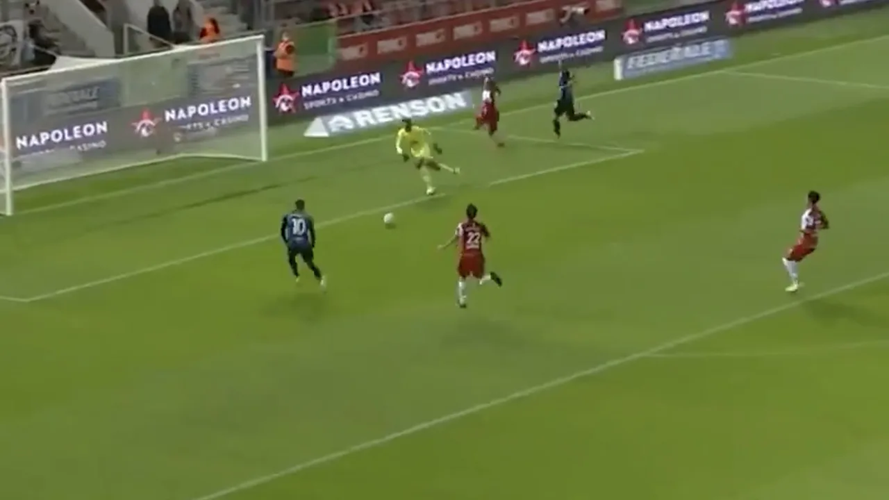 VIDEOGOAL: Noa Lang stuurt tegenstander bos in en schiet raak