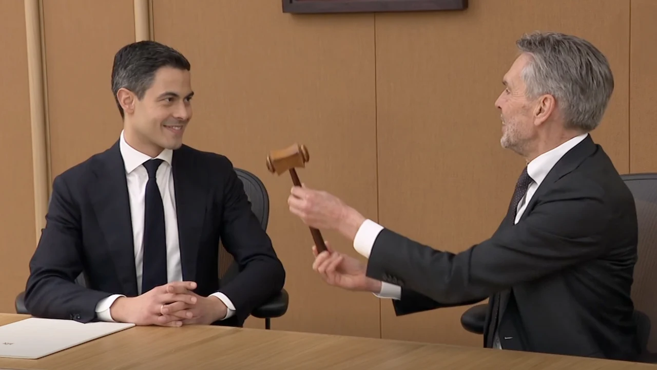 Dick Schoof draagt voorzittershamer over aan Rob Jetten en vertrekt onder applaus van ambtenaren