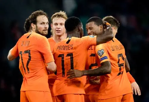 Oranje klopt Wit-Rusland en staat bijna op EK