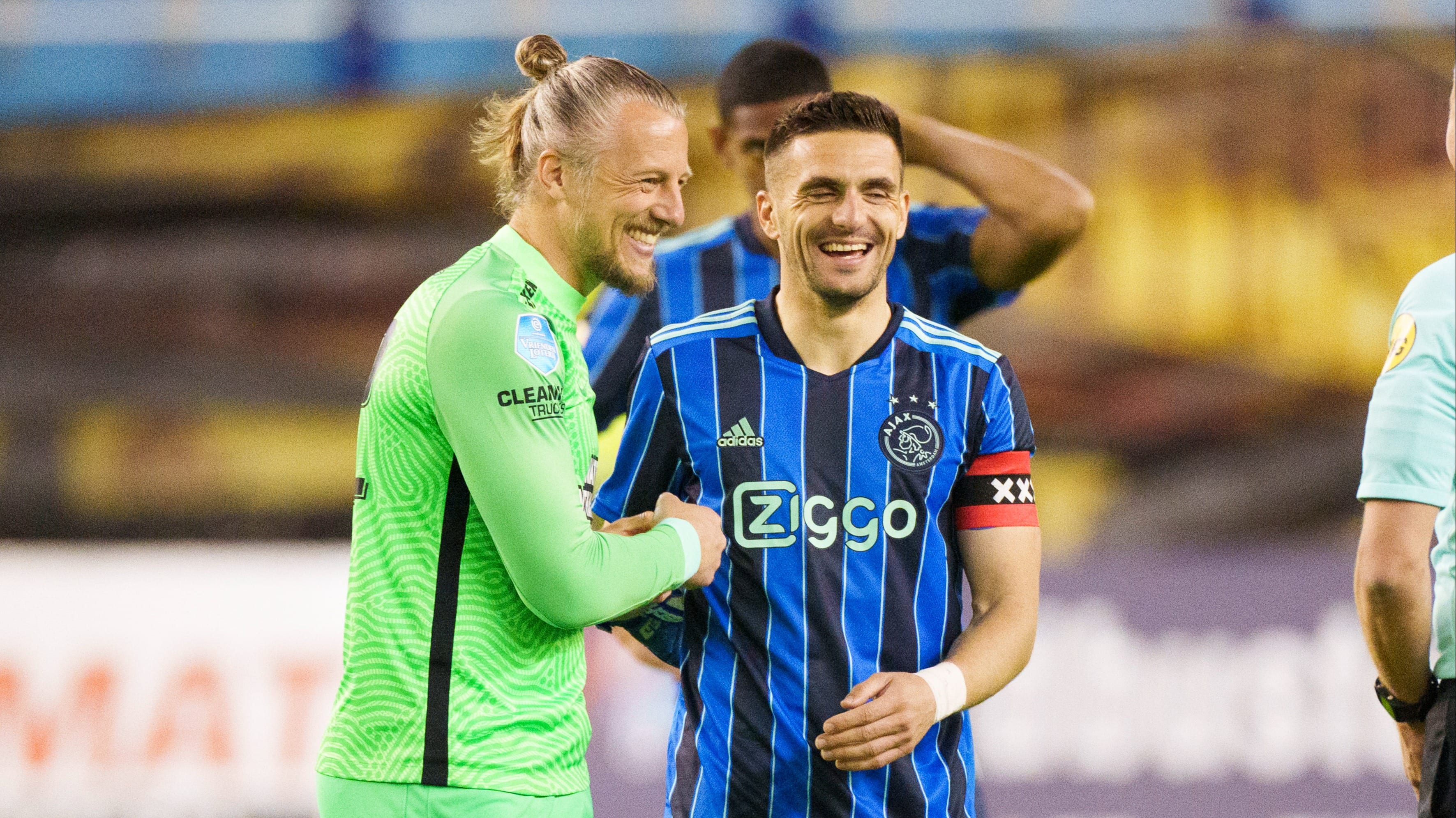 Pasveer reageert ludiek op bijzondere vraag Jansma: 'Rechtsbuiten is de bedoeling!' 