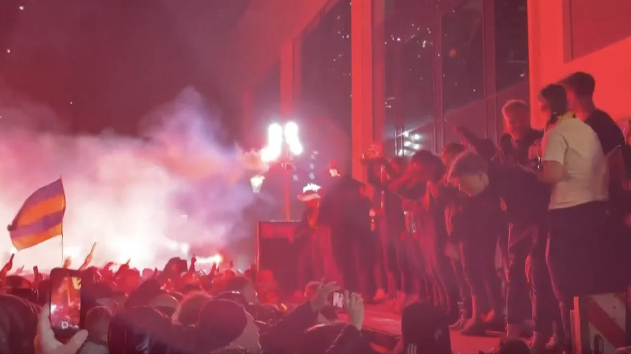 Honderden fans wachten spelersbus SC Cambuur op bij stadion na promotie