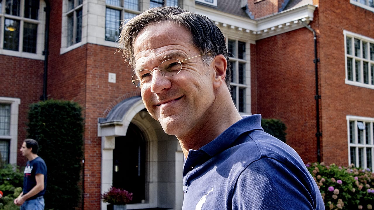 Mark Rutte gespot op Schiphol: ‘Staat net als iedereen in de lange rij’