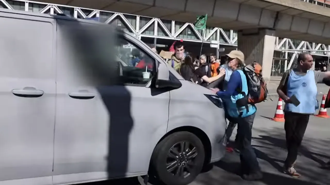 Video: Busje rijdt door menigte betogers XR tijdens demonstratie in Den Haag