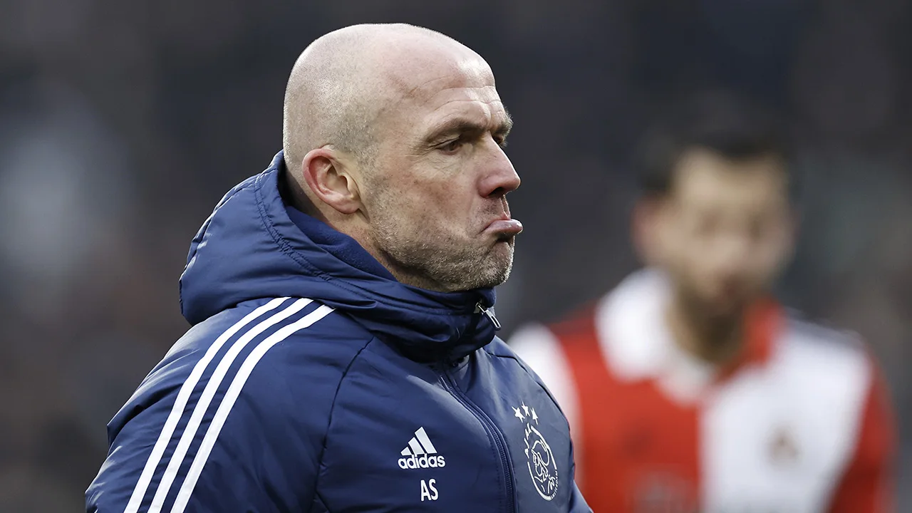 ‘Schreuder werd in rust van Ajax - Volendam ontslagen’