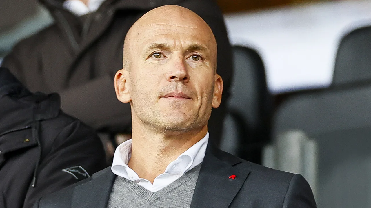 ‘Alex Kroes heeft spelers gehaald die niet aan de Ajax-norm voldoen’