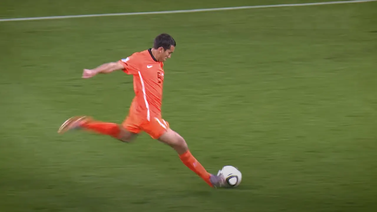 Vandaag in 2010: Weergaloos afstandsschot Van Bronckhorst tegen Uruguay