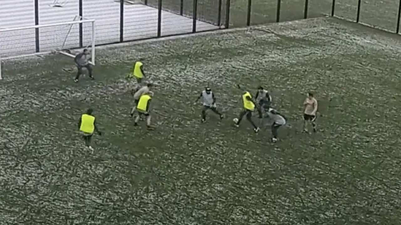 VIDEO: Pepijn Lijnders 'goes Messi' en geeft briljante assist in 'staff match' Liverpool