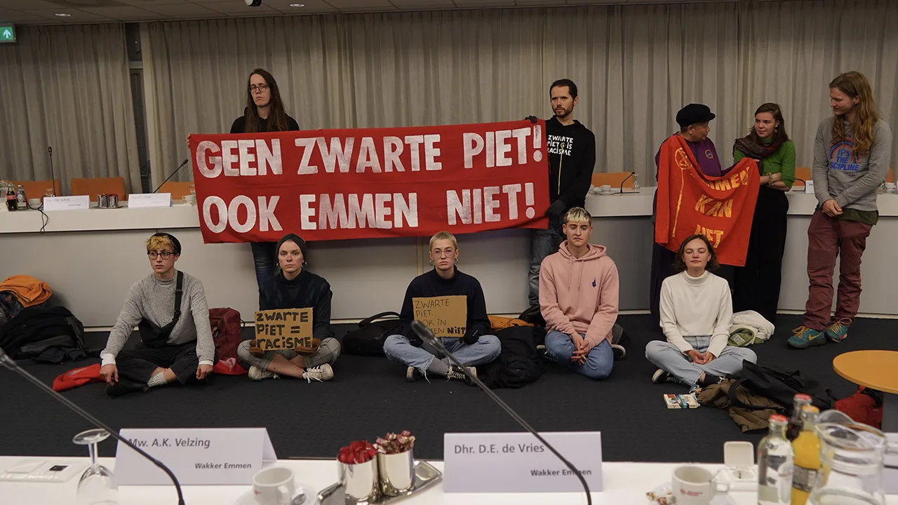 Politie grijpt in bij actie tegen Zwarte Piet in raadszaal Emmen