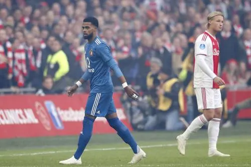 Van Bronckhorst boos op St. Juste