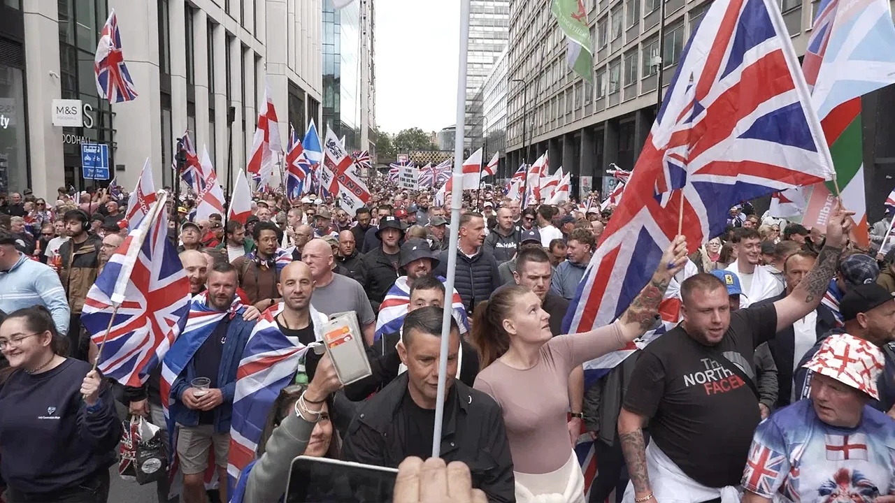 Video: meer dan honderdduizend demonstranten de straat op bij anti-immigratieprotest in Londen