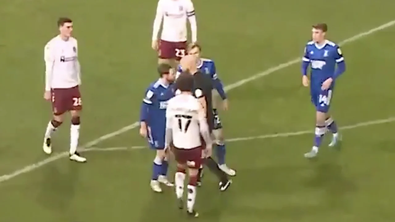 Agressieve Engelse scheidsrechter zoekt confrontatie op met speler