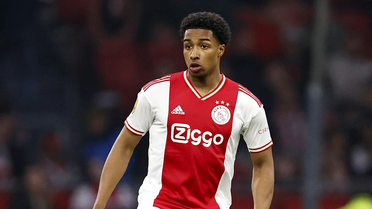 Ajax verlengt contract van talent Silvano Vos
