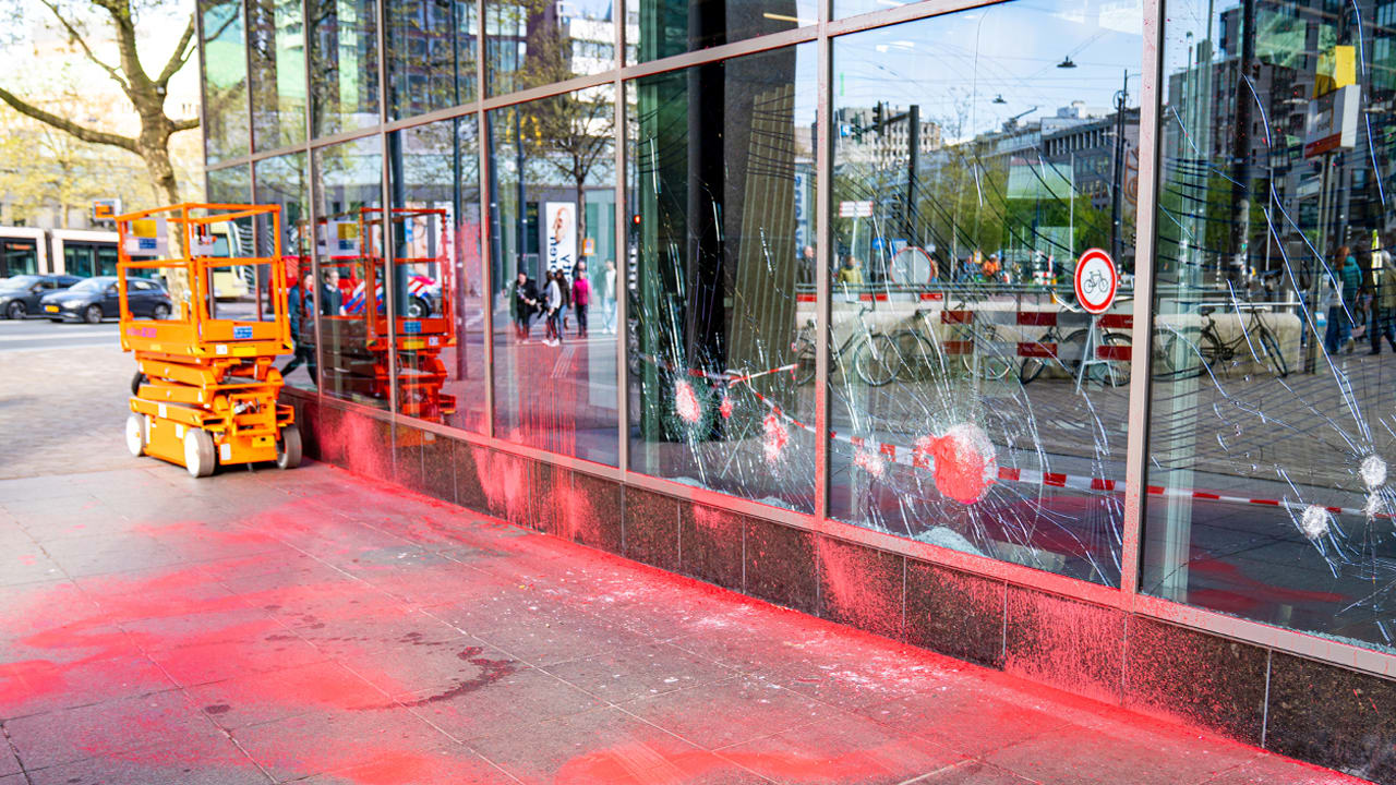 Pro-Palestijnse activisten bekladden kantoor Allianz in Rotterdam