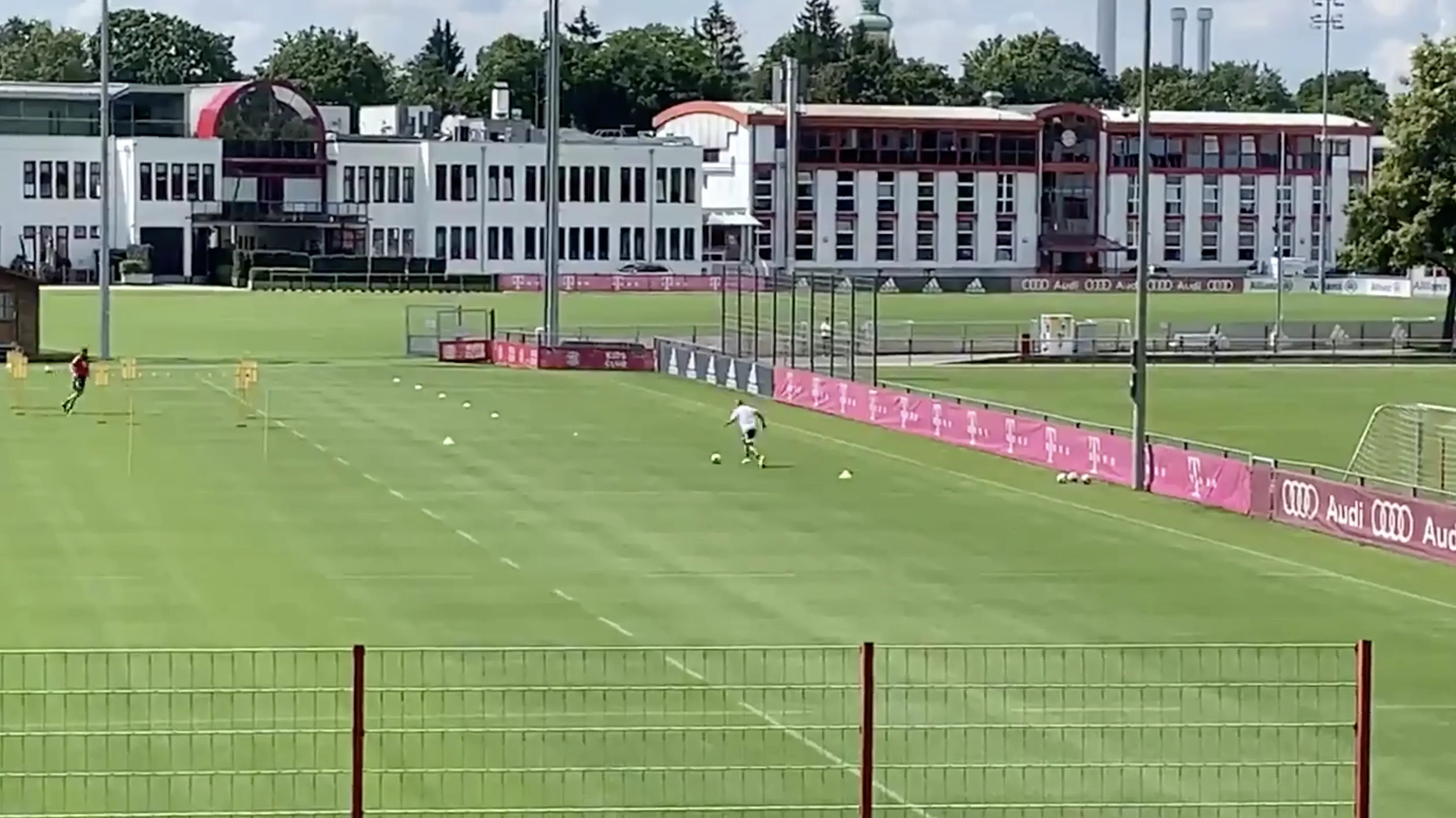 Robben schreeuwt het uit na karakteristiek doelpunt op trainingsveld Bayern München