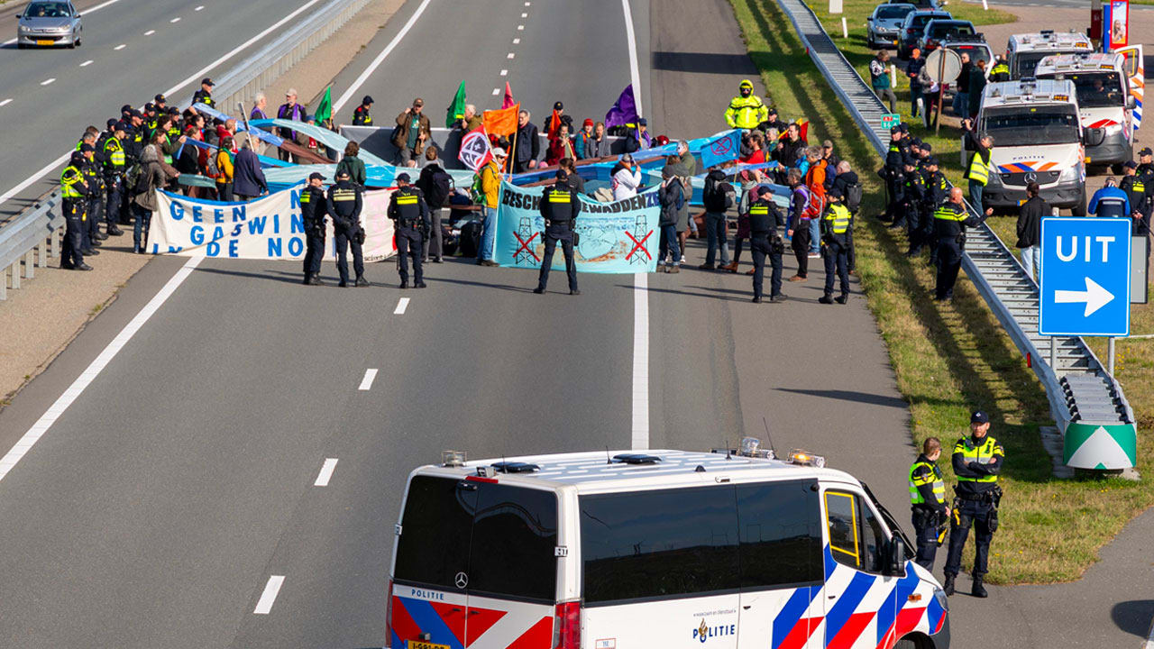 Klimaatactivisten van Extinction Rebellion blokkeren de Afsluitdijk