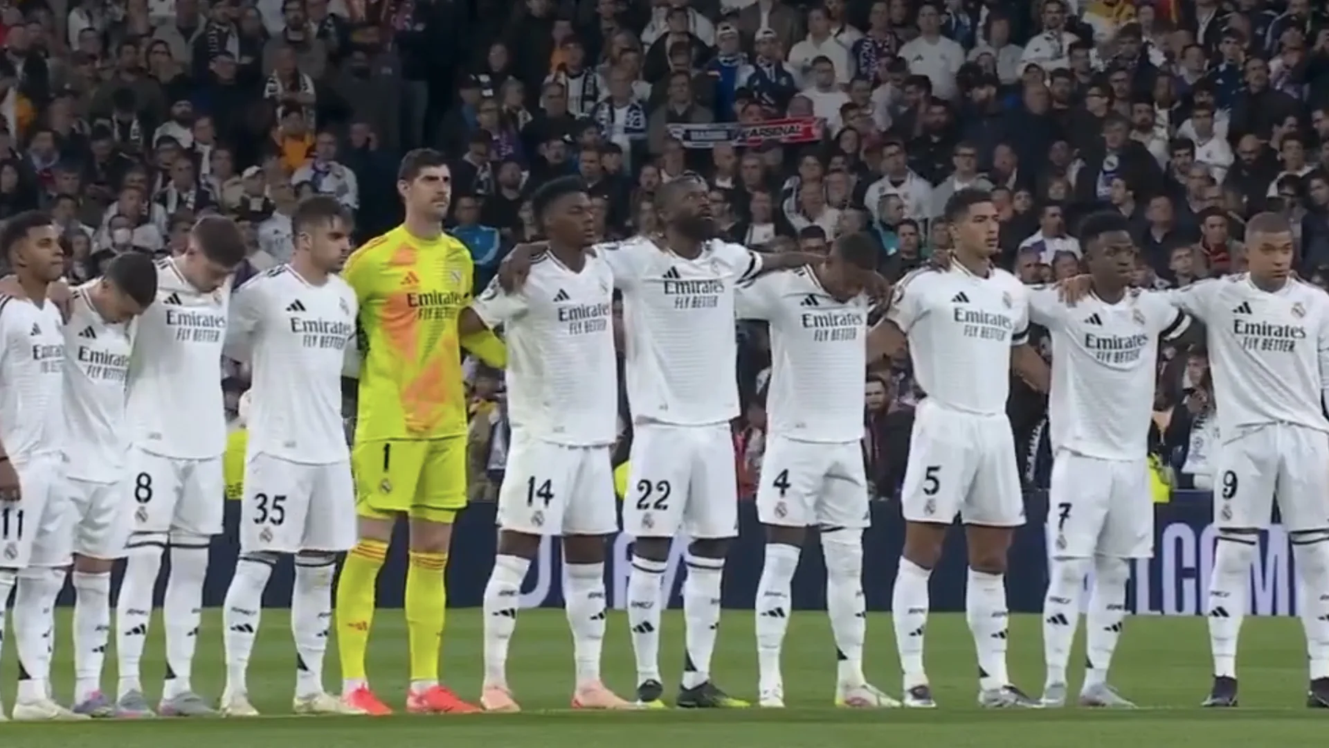 Video: Indrukwekkende minuut stilte voor Leo Beenhakker voorafgaand aan Real - Arsenal