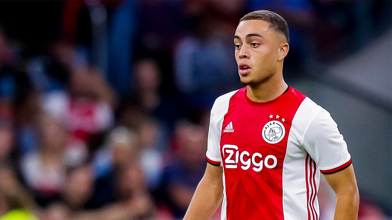 Sergiño Dest verlengt contract bij Ajax