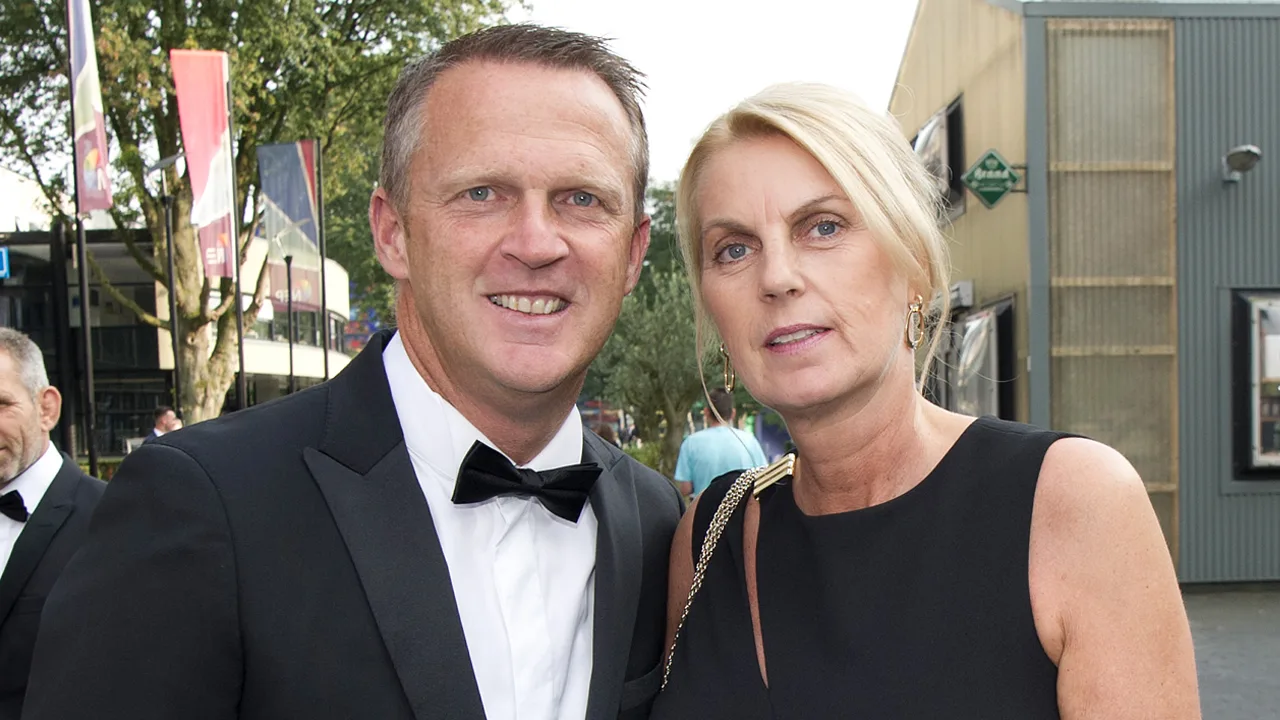 Vrouw Van den Brom haalt uit naar Johan Derksen:' Hij is een verkapte Sinterklaas'