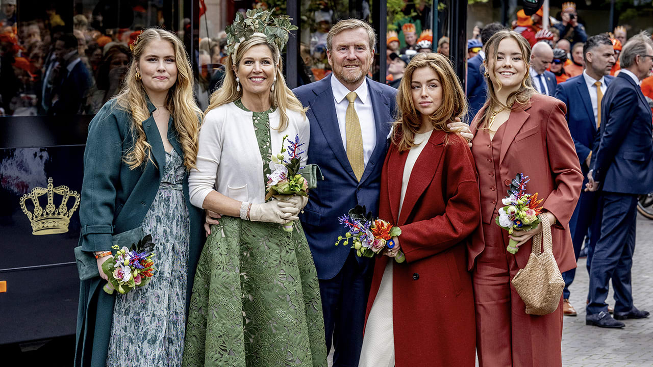 Koningsdag gaat door: Willem-Alexander en Máxima niet naar uitvaart paus