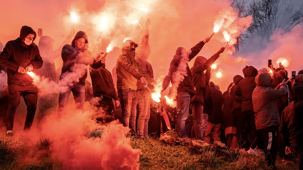 Feyenoord-fans met vuurwerkactie bij laatste training voor De Klassieker