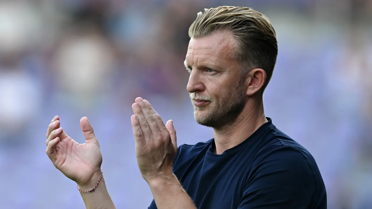 'Dirk Kuijt blijft voorlopig aan als trainer van Beerschot'