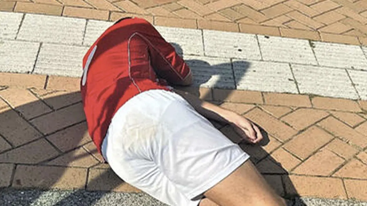 'Voetballer (20) ligt uren geblesseerd op stoep van ziekenhuis te vergaan van de pijn'