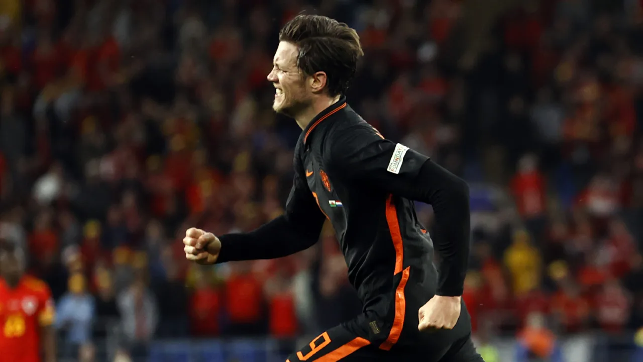 Oranje verslaat Wales met tweede keus in Cardiff