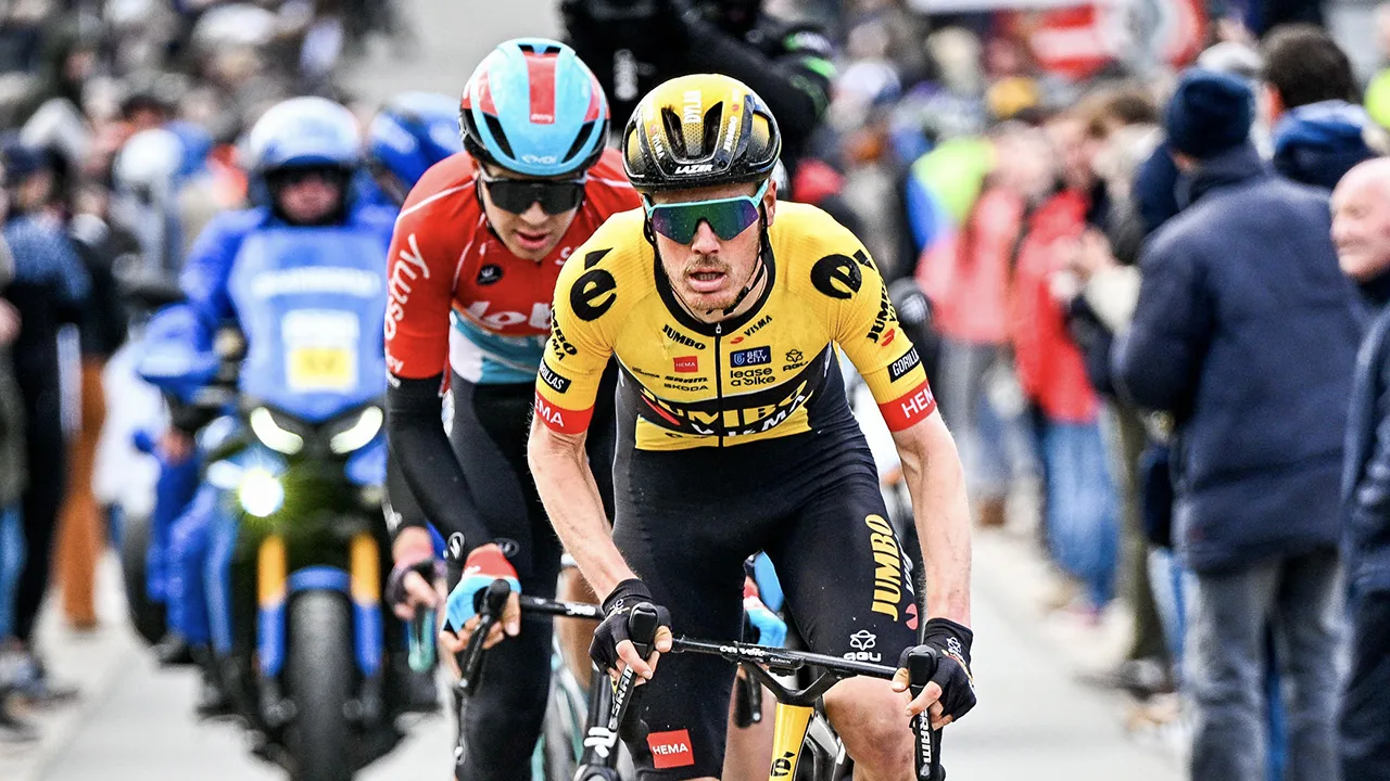 Dylan van Baarle soleert bij debuut voor Jumbo-Visma naar winst in Omloop Het Nieuwsblad