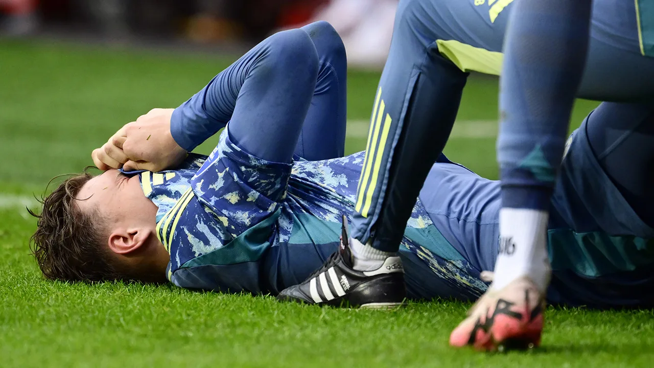 Ajax moet geblesseerde Mika Godts weken missen